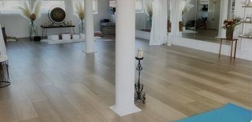 Bright salon interior with spacious, well-lit flooring and stylish decor for rent.